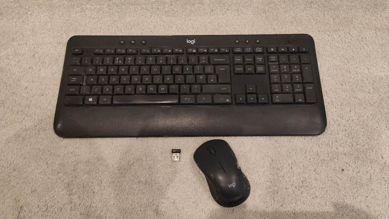 Logitech MK540 Advanced - Keyboard and mouse set - wireless - 2.4 GHz - UK English QWERTY