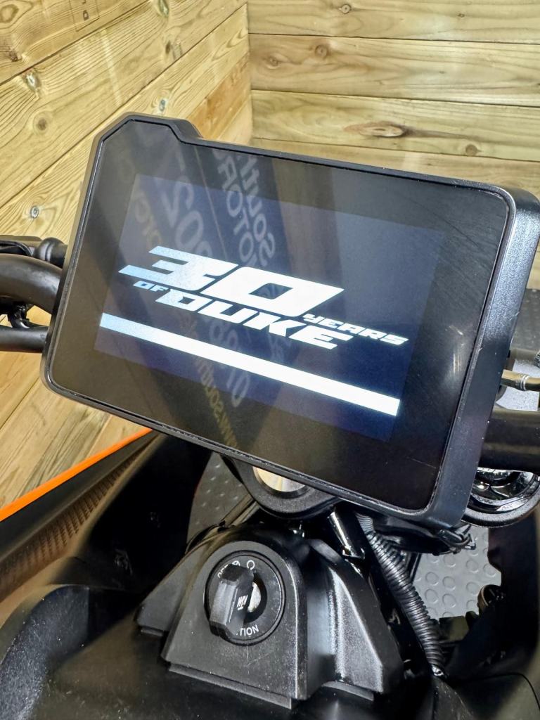 KTM Duke 125 / April 2025 model / covered 7.5k miles