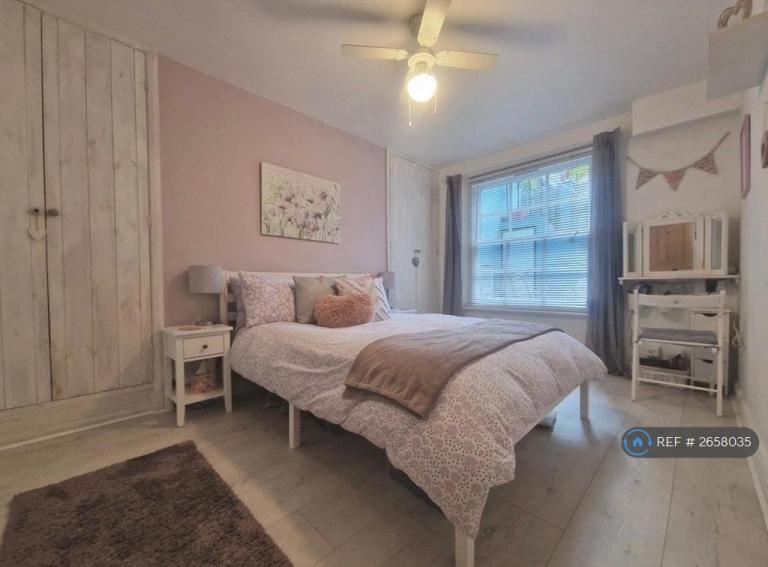 2 bedroom flat in The Strand, Walmer, CT14 (2 bed) (#2658035)