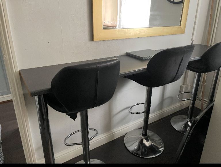 Breakfast bar with three stools 