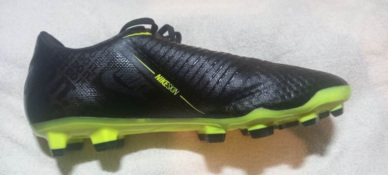 NIKE SIZE 7 FOOTBALL BOOTS 