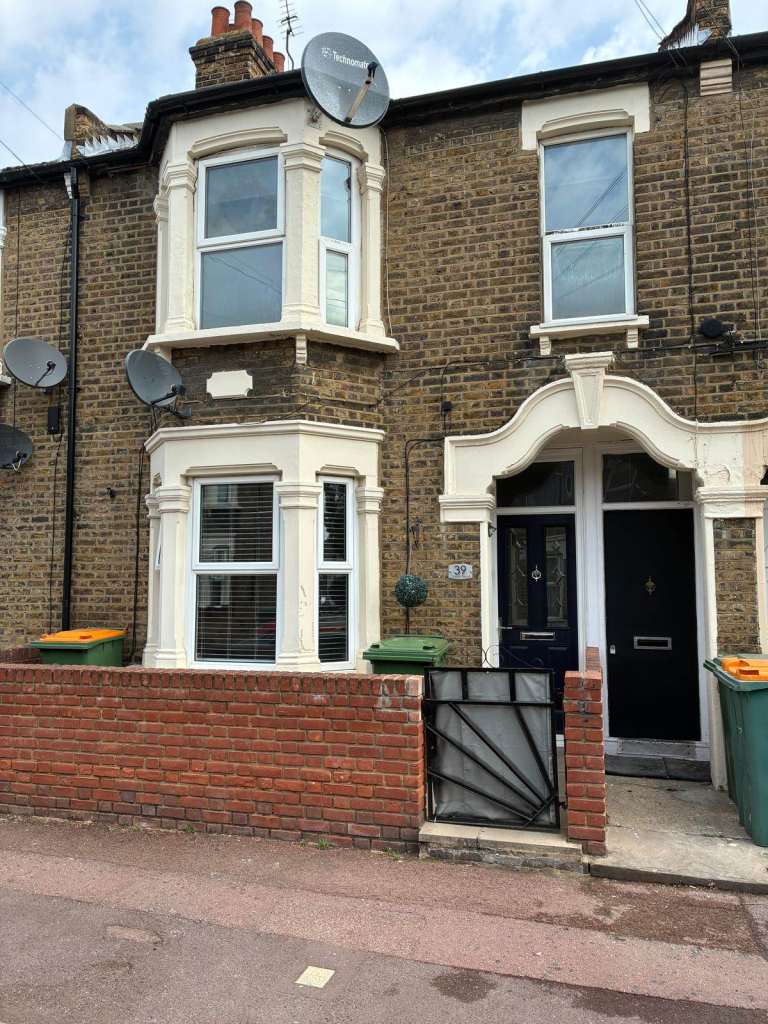 3 Bedroom Flat to Rent E16 Carson Road