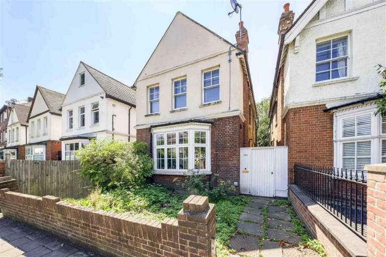 Twickenham /5 minutes from Rugby stadium property available for swap with Brixton temporary swap