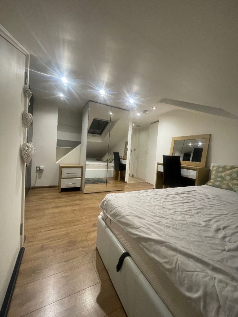 Double room to rent, (in first floor two bedroom flat  to share)