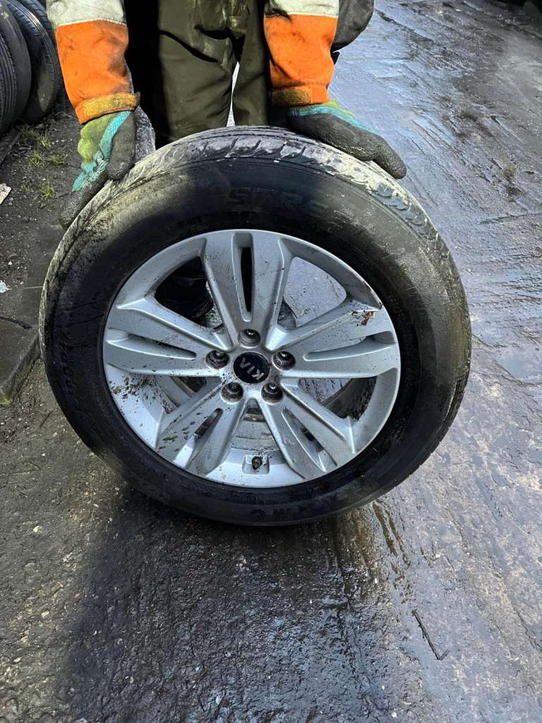KIA SPORTAGE SINGLE ALLOY WHEEEL 225/60/R17 FOR SALE