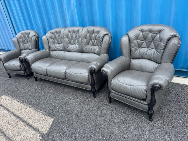 Italian genuine leather suite cost 2500 just over a year old possible Delivery 