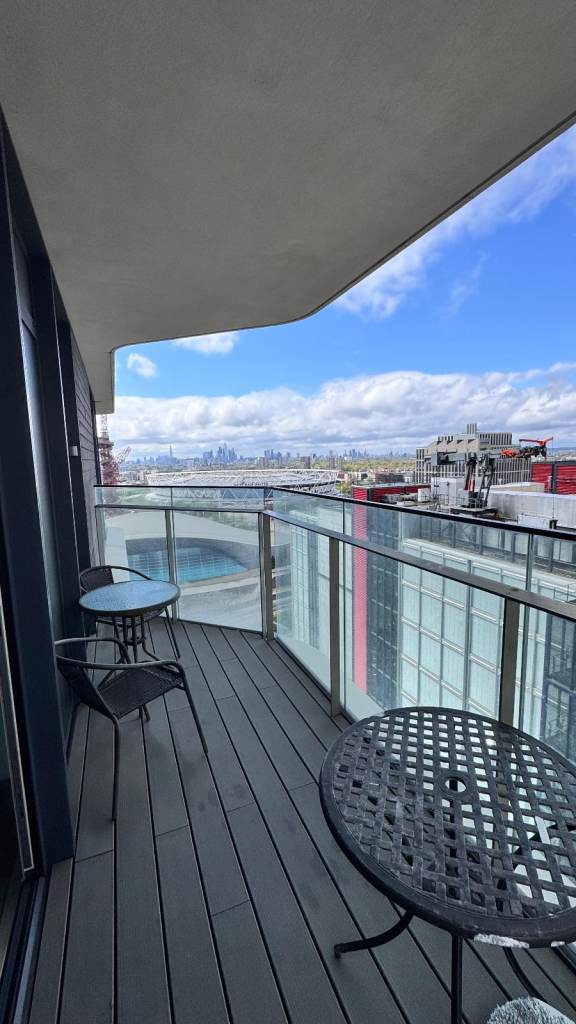 Sky-Line Living: Luxury En-suite Room @ Stratford