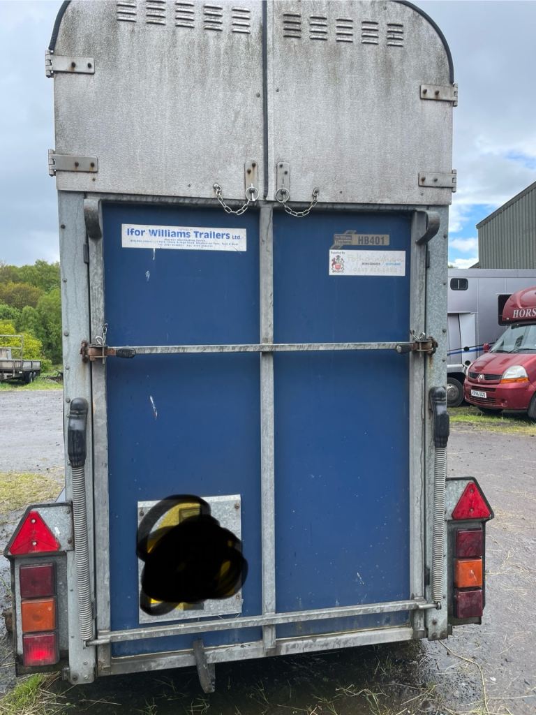 HB401 single horse trailer 