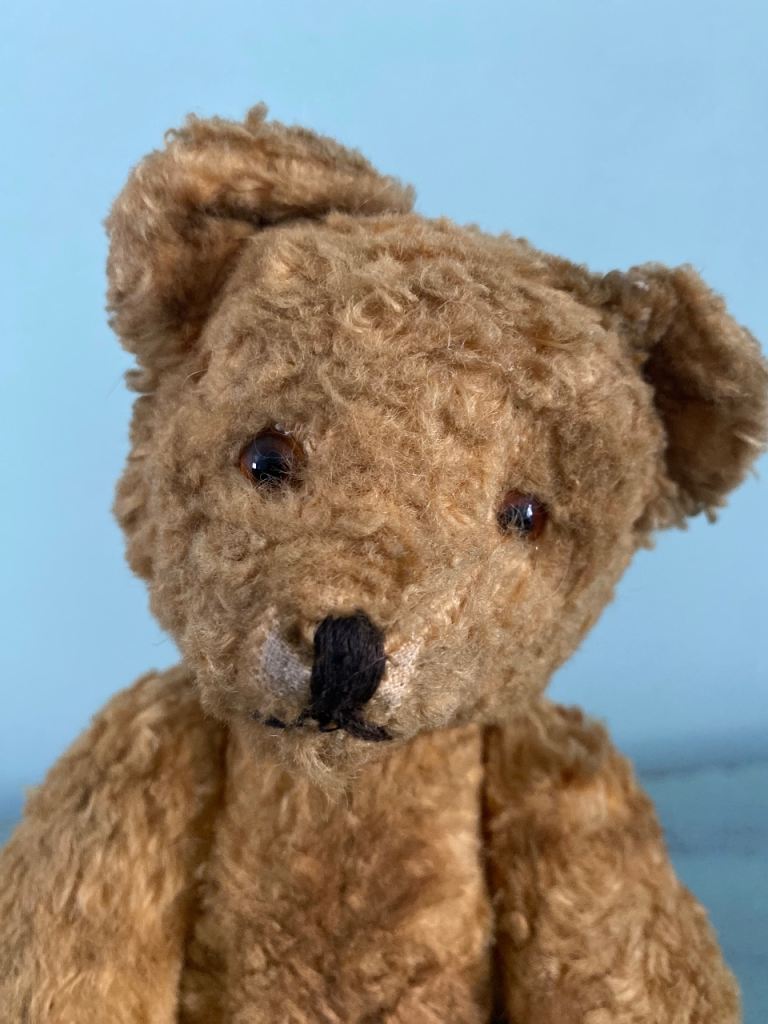 ANTIQUE TEDDY BEAR - ADORABLE TOY / COLLECTIBLE / DECOR