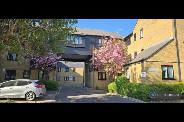 1 bedroom flat in Greenford Avenue, London, W7 (1 bed) (#2888129)