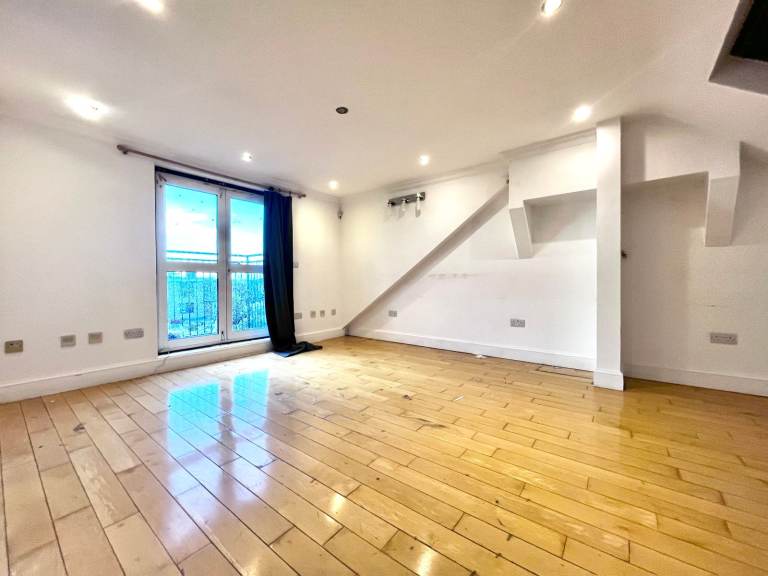 5 bed semi-detached house to rent The Vale, Cricklewood NW11 - Available Immediately 