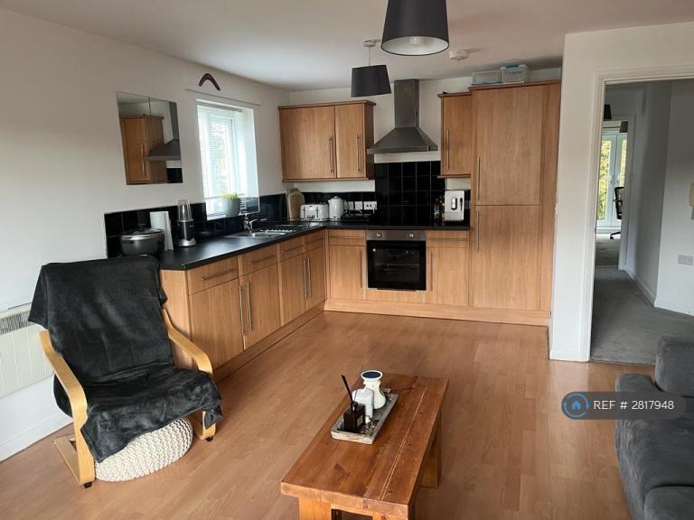 2 bedroom flat in Savoy Court, Stanningley, Pudsey, LS28 (2 bed) (#2817948)