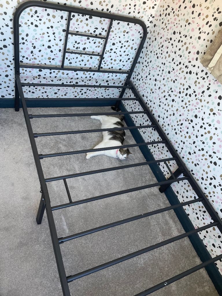 Single bed black metal bedframe