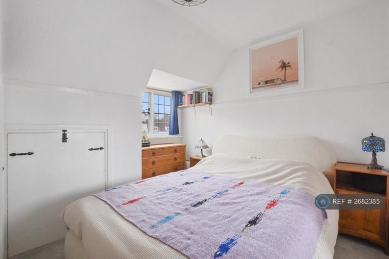 1 bedroom flat in Waterlow Court, London, NW11 (1 bed) (#2682385)