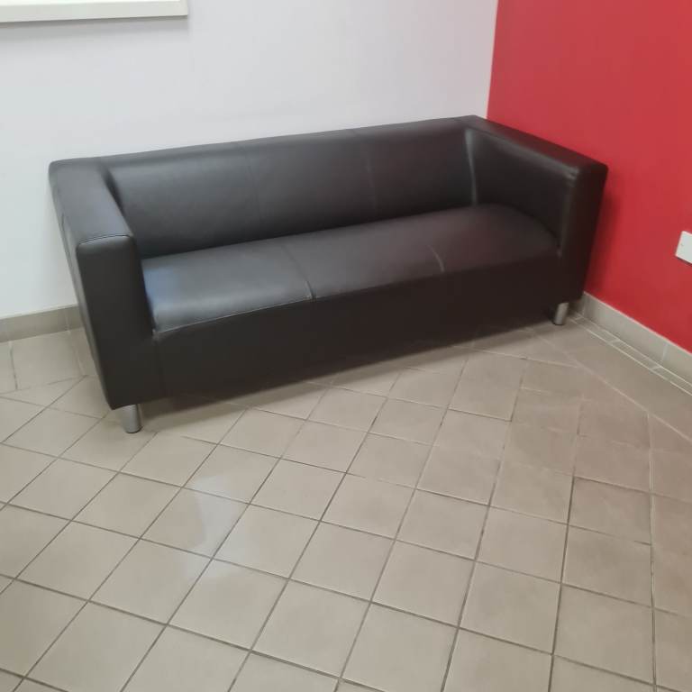 Black reception suite 