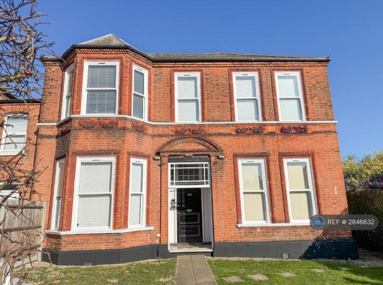 1 bedroom flat in Brownhill Road, London, SE6 (1 bed) (#2846632)