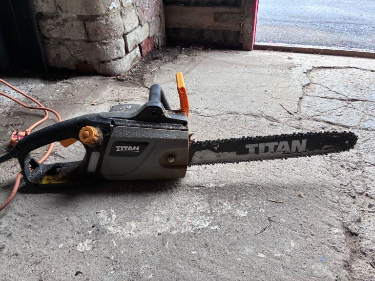 Titan 2000W chainsaw