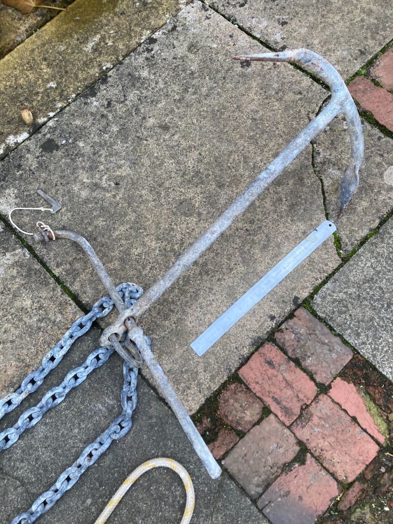2.5kg folding fisherman’s anchor with 7.5 metres 3/8 chain and 10 metres 3/8 braided line. 