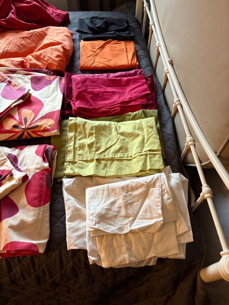 Various curtains x 2 sets, 4 sets of single bedding, pillow cases, 2 x fitted sheets