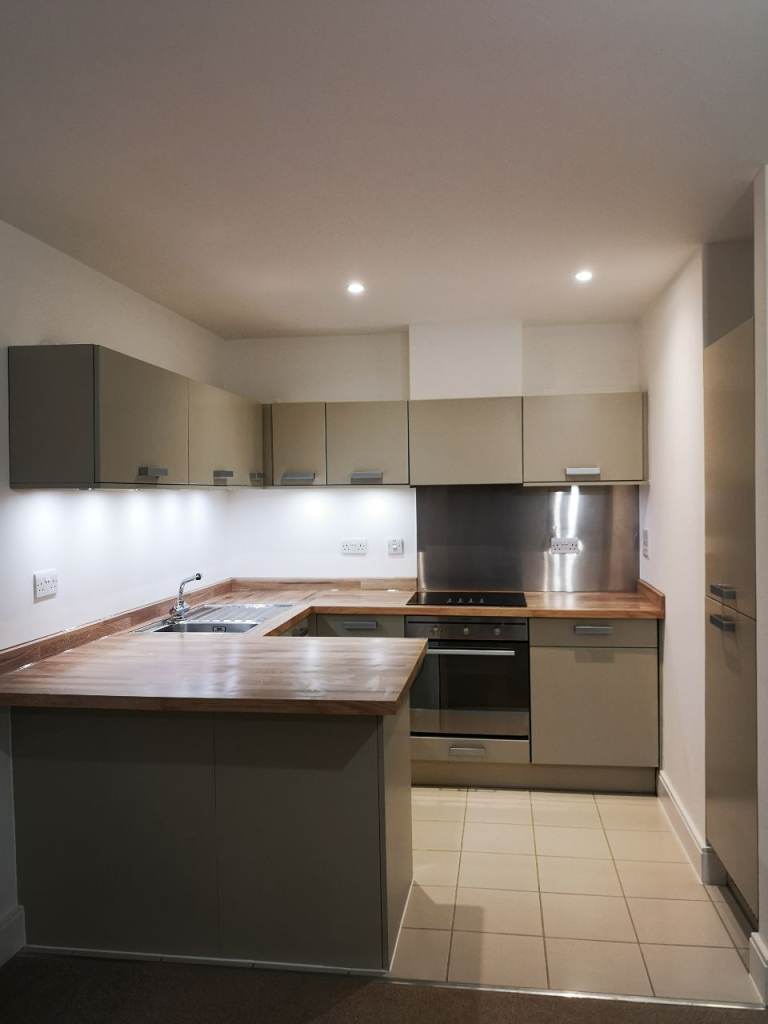 1 bed flat to rent in The Hamptons Worcester Park - Parklands and On-Site gym - Available Early June