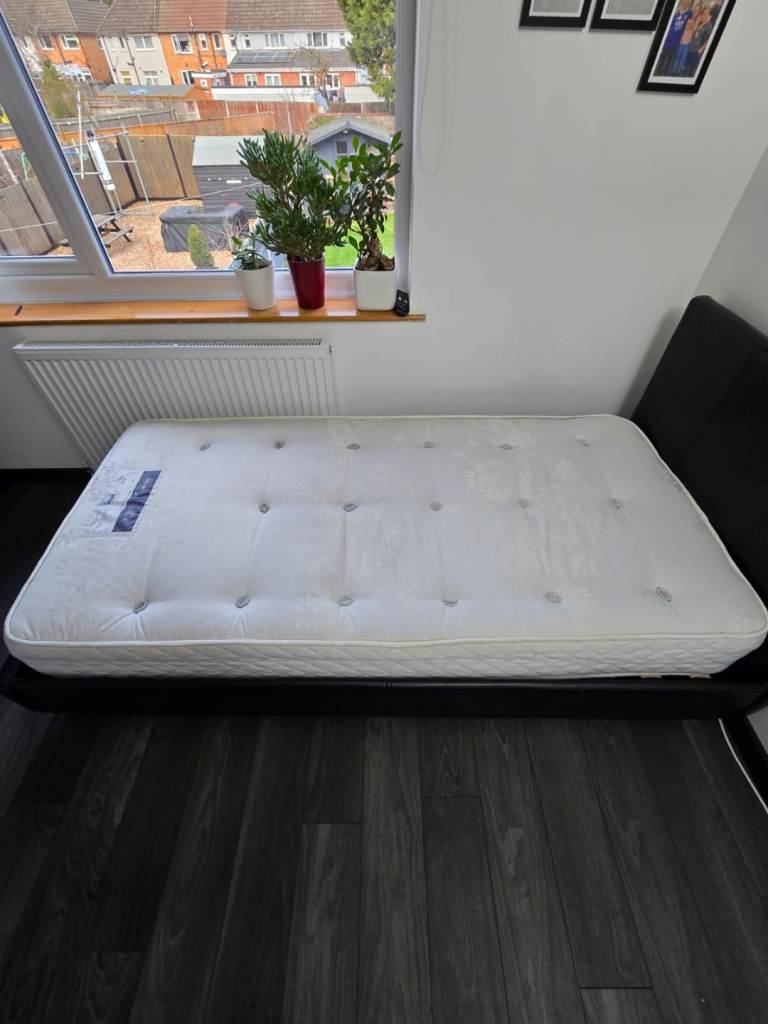 SINGLE BED WITH SILENTNIGHT MATTRESS 