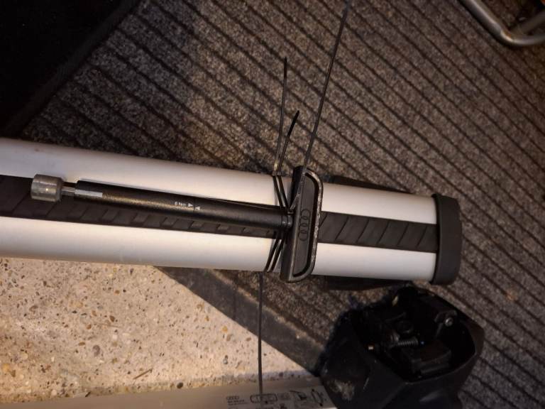 Pair of Q5 audi Silver Car Roof Bars – Good Condition