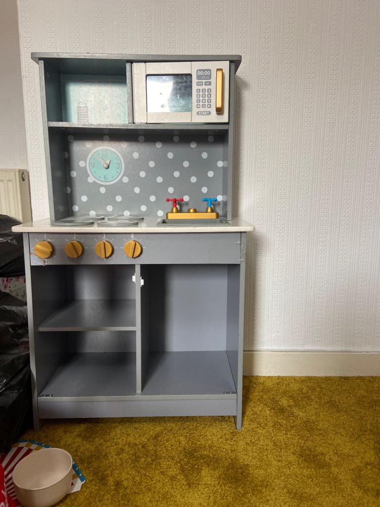Toy kitchen 