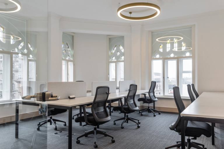 Belfast - BT1 5HB \ Ready-to-Use Office Space with 5 Desks