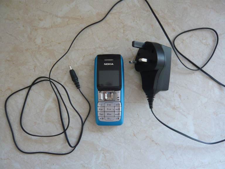 Nokia 2310 basic mobile phone with charger