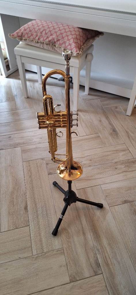 Yamaha YTR-3335 Bb- Trumpet with Stand, Case, and Beginner Book – As Good As New