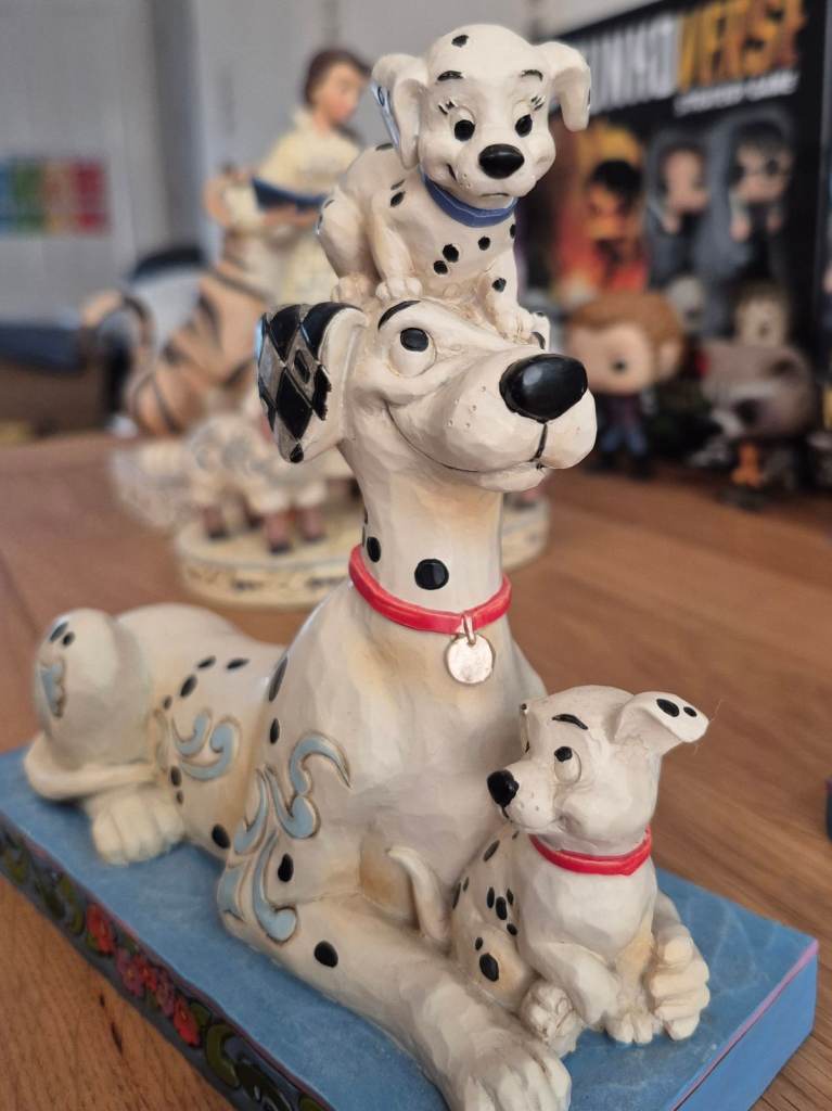DISNEY Traditions Showcase Collection 'Puppy Love'  101 Dalmations Ornament Collection Beverley.