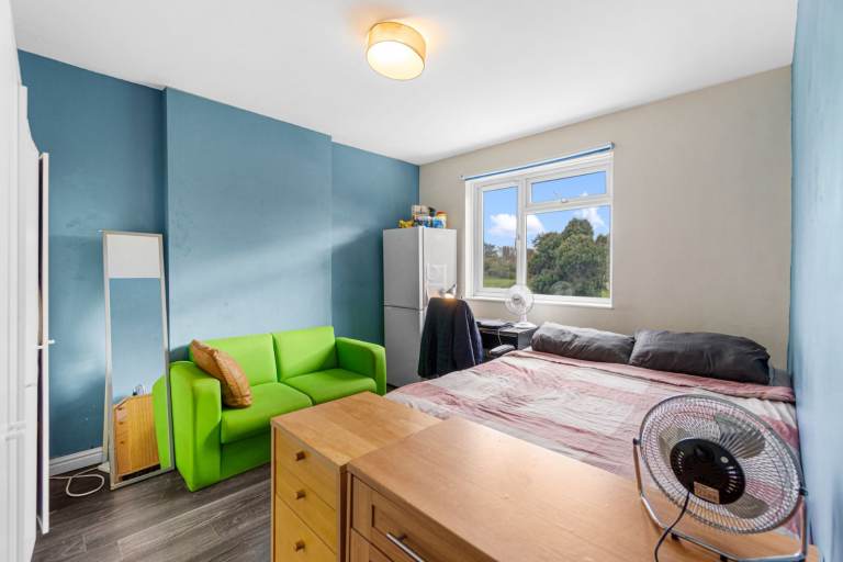 4 bed Terraced House with conservatory, parking and a big conversion, extension potential