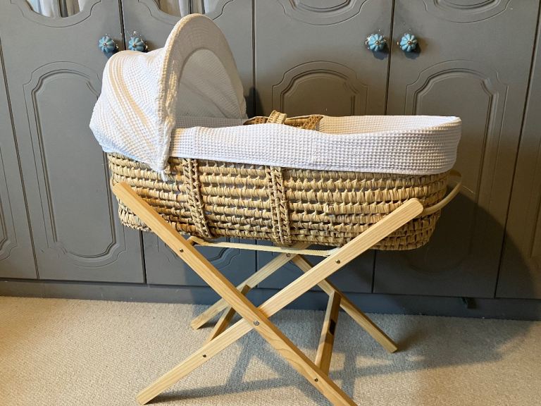 Moses basket with stand