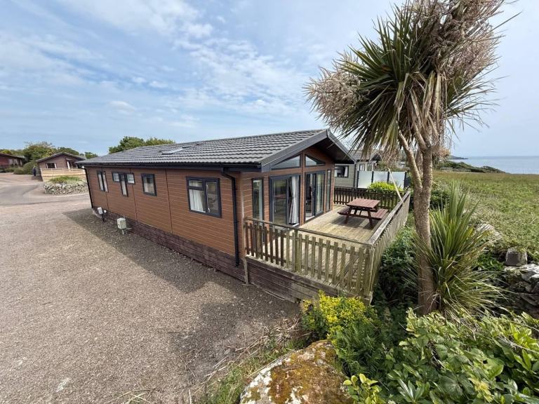 Huge Modern Lodge Park Crown Jewel: Victory Versailles Lodge with Panoramic Sea 