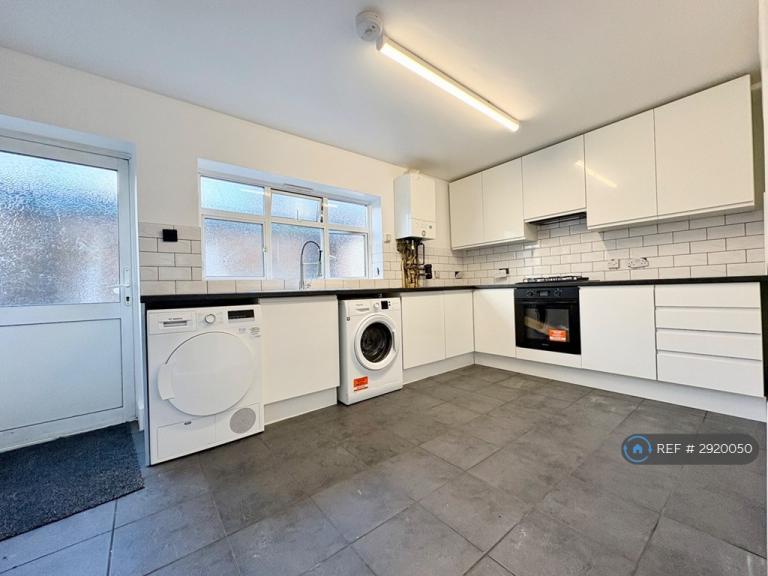 4 bedroom flat in Holloway, London, N19 (4 bed) (#2920050)
