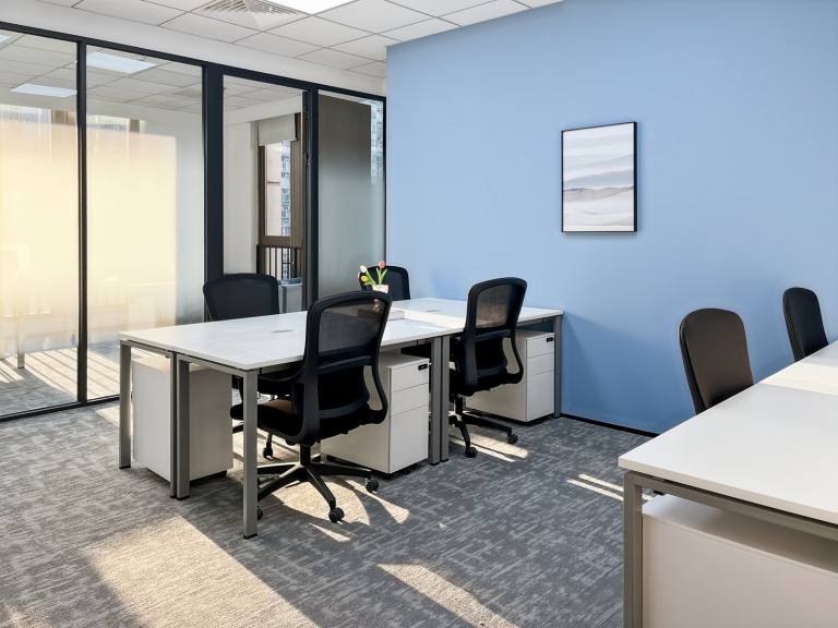 Plymouth - PL5 3LZ \ Extra-Large Office with Space for Up to 15 Desks