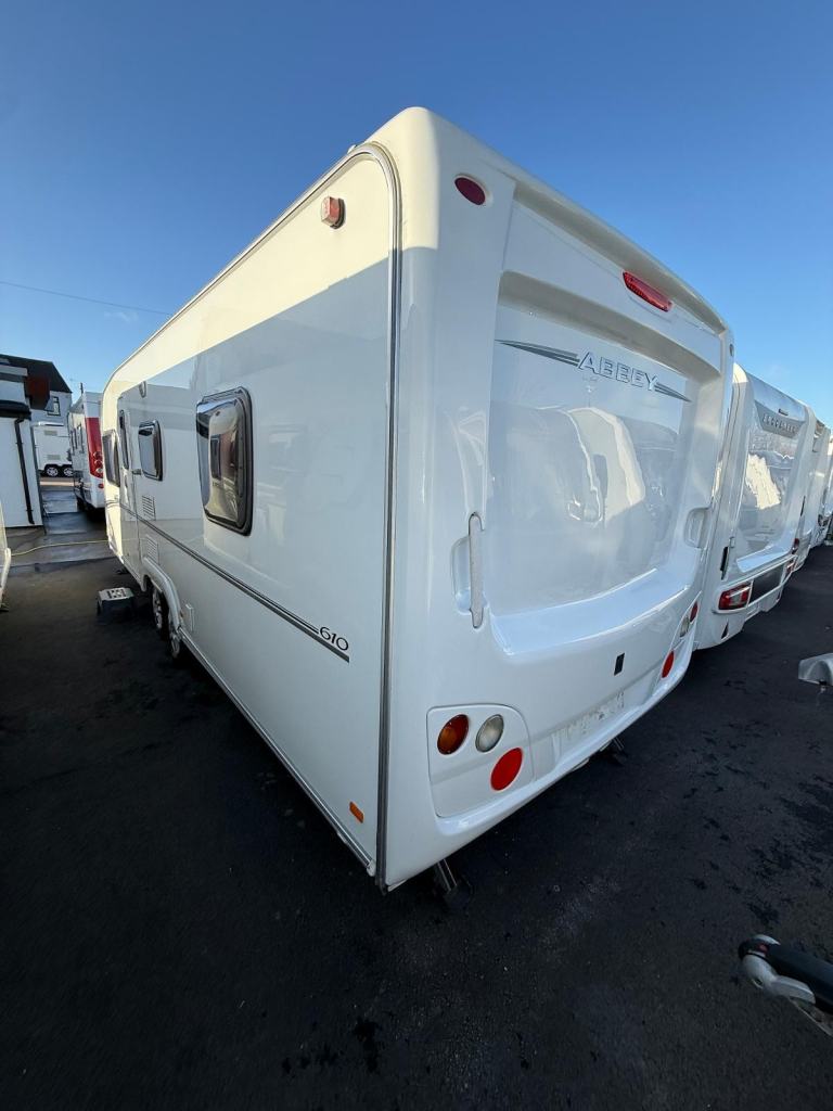 Abbey Vogue 2 610 Twin Axle Rear Island Bed Middle Bathroom