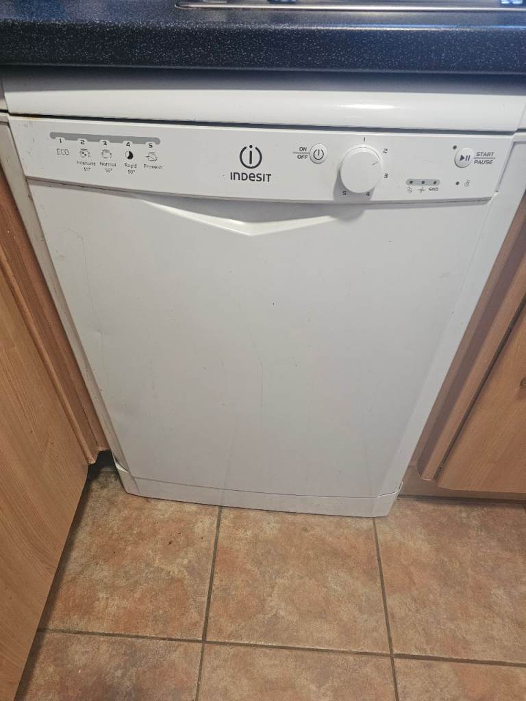 Indesit Dishwasher – White, Good Condition