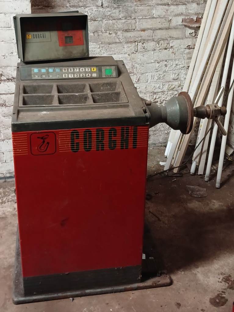 CORGHI Wheel Balancer Machine