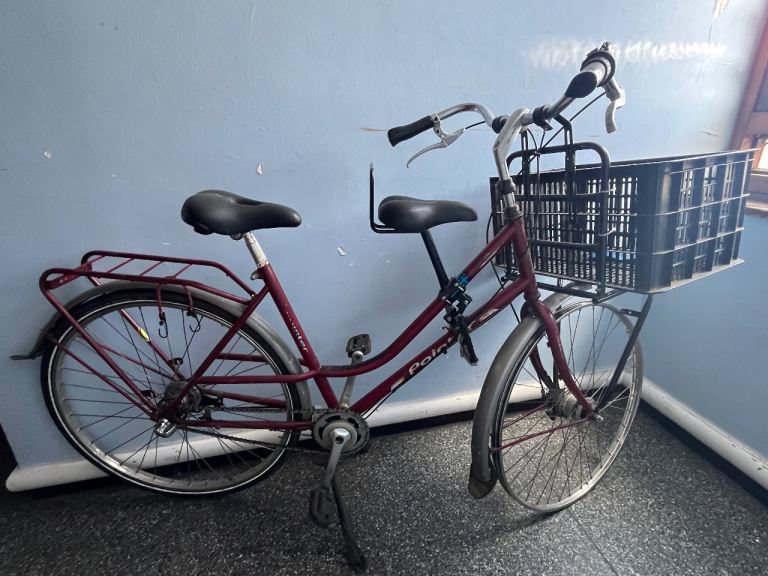 Dutch family bike with crossbar mounted child’s seat