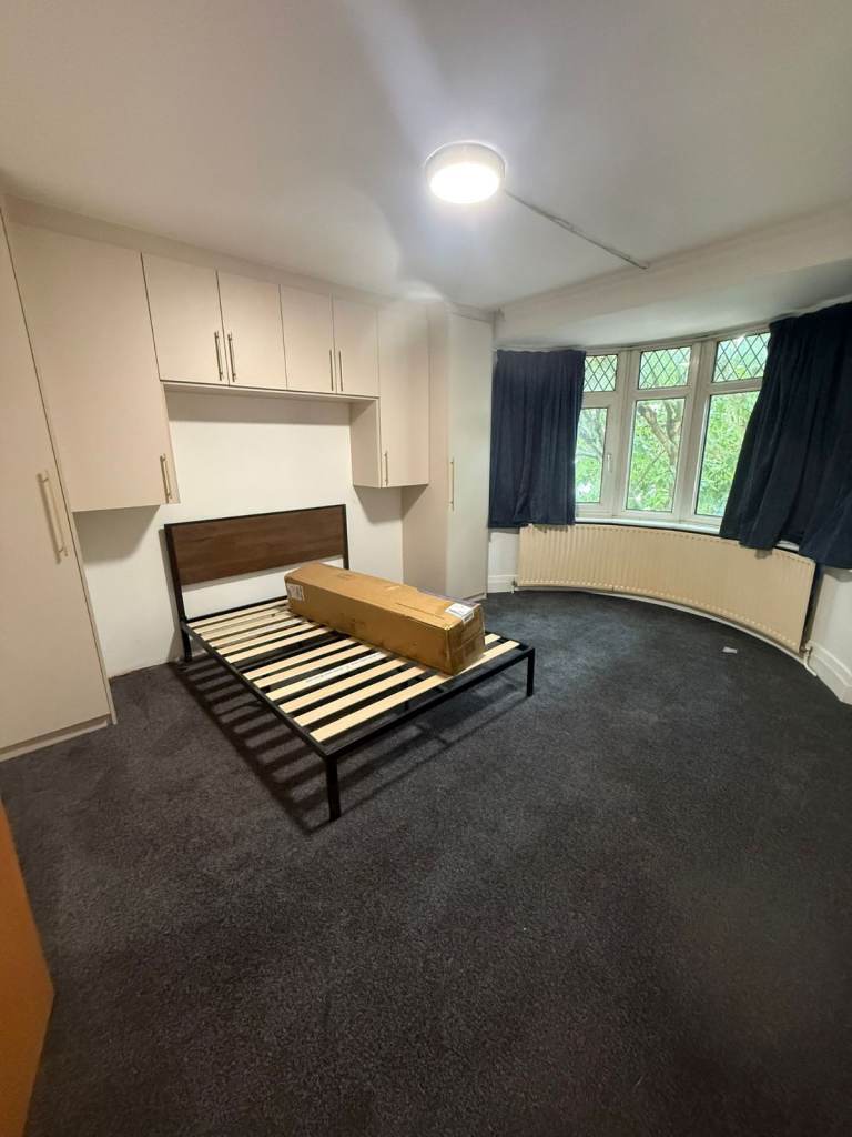 BEAUTIFUL ENSUITE DOUBLE ROOMS FOR SINGLE PROFESSIONAL IN HESTON
