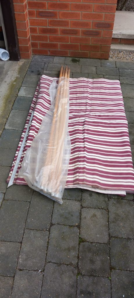 Windbreak with poles