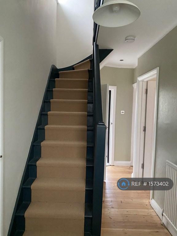 1 bedroom in Purley Bury Avenue, Purley, CR8 (#1573402)