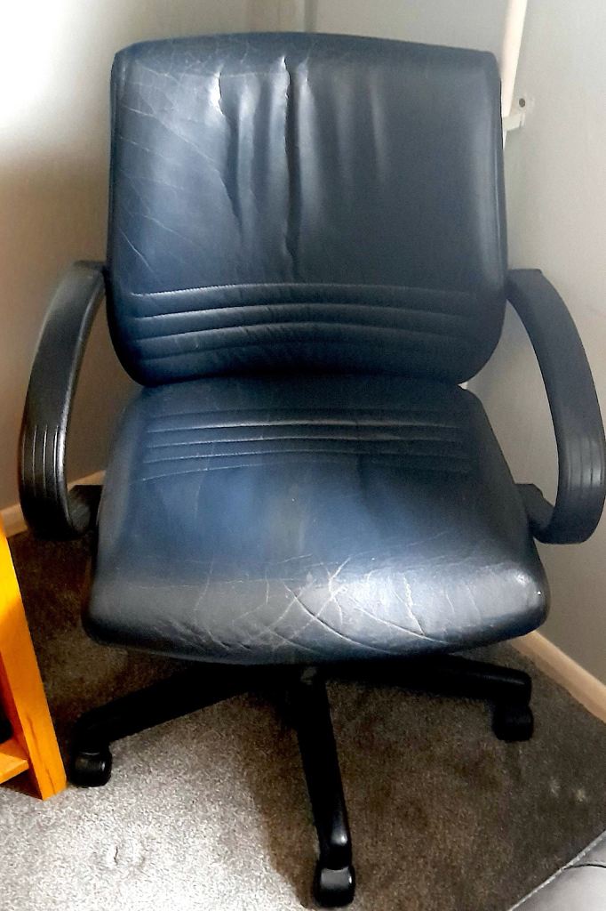 EXECUTIVE SWIVEL OFFICE / HOME CHAIR - BLACK PU LEATHER - ARMRESTS ADJUSTABLE HEIGHT - USED