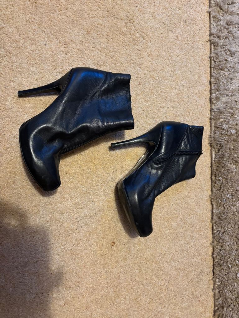 Size 5 Dune boots, £5, Acton, W3 8FG (flat in front of South Acton Overground station)