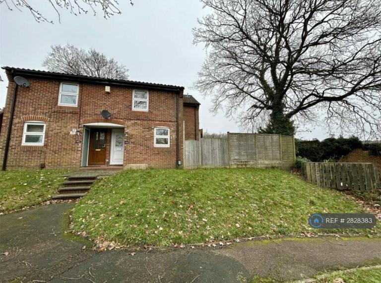 2 bedroom house in Middlemoor Road, Frimley, GU16 (2 bed) (#2828383)