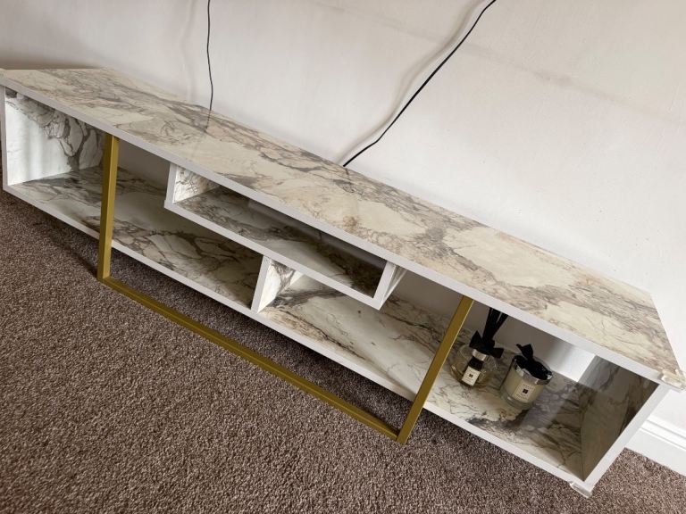 Modern TV Unit / Media Console – Excellent Condition
