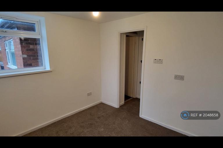 1 bedroom flat in Oakley House, Bromsgrove, B60 (1 bed) (#2048658)