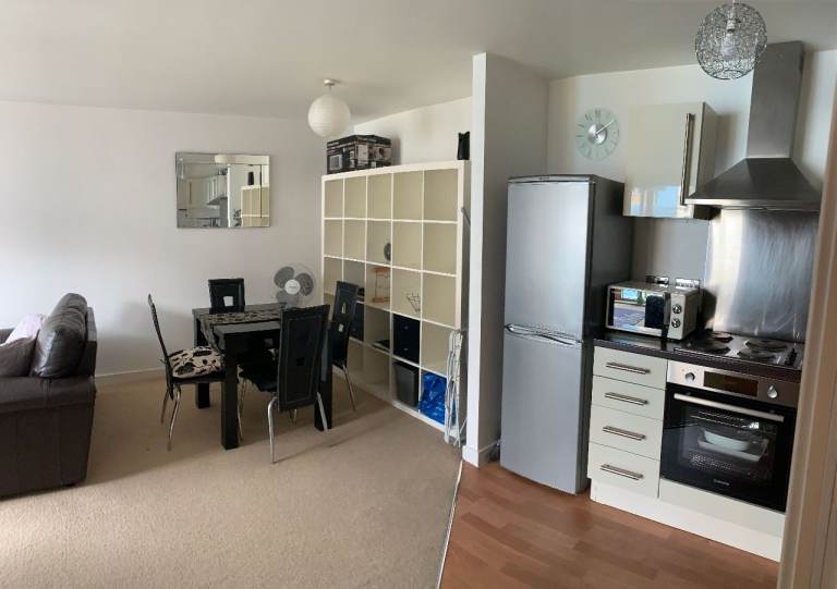 Modern 2b/2ba Partly Furnished Flat at Bristol Temple Meads. Gym & Parking!