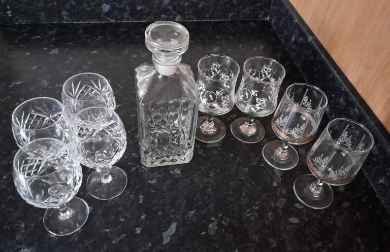 Decanter and decorative wine glasses bundle £6, would separate